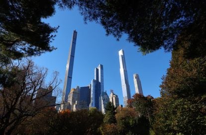 La torre Steinway y la torre Central Park, las dos situadas en lo que se ha llamado Billionaires' Row por concentrar las viviendas de las personas más ricas del mundo, vistas desde el Central Park de Nueva York.