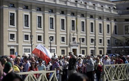 La plaza de San Pedro en el Vaticano abarrotada de peregrinos.