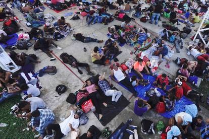 Una caravana de migrantes, en su mayoría de Centroamérica, que se dirige hacia el norte, se detiene para descansar en la comunidad Álvaro Obregón, municipio de Tapachula, estado de Chiapas.