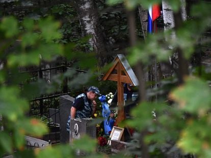 Un miembro de las fuerzas de seguridad rusas, junto a la tumba de Yevgueni Prigozhin, este martes en un cementerio de San Petersburgo.