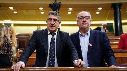 Los diputados del PSOE Patxi López y Guillermo Meijón, este jueves en el Congreso.