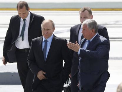 El presidente de Rusia, Vladímir Putin, junto al presidente ejecutivo de Rosneft, Igor Sechin, en Sochi en 2017.