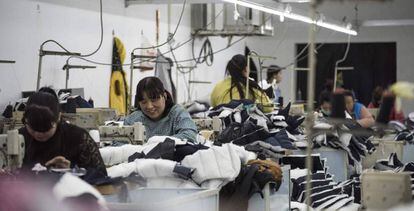 Trabajadoras de una f&aacute;brica de textil en China.