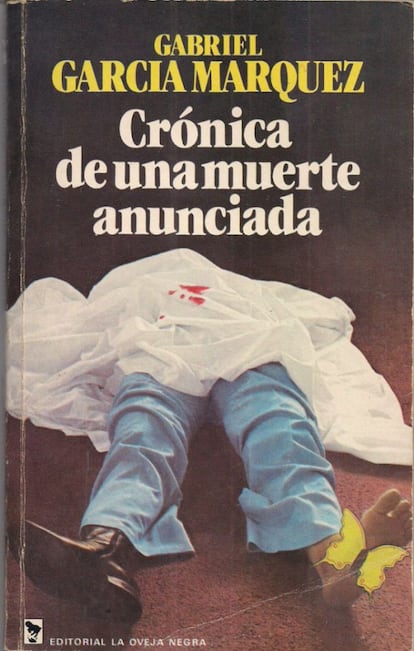 Cuando ocurrieron en el pueblo de Sucre los hechos trágicos que dieron lugar a la novela, García Márquez se encontraba en Cartagena, trabajando en 'El Universal', y lo primero que pensó fue viajar al lugar para escribir un largo reportaje sobre el asesinato de su amigo Cayetano Gentile Chimento, el 22 de enero de 1951, a manos de los hermanos Víctor Manuel y José Joaquín Chica Salas. Pero su inexperiencia periodística y literaria y sus compromisos laborales fueron postergando el propósito. Después, fue la promesa hecha a la madre de que no escribiría la novela mientras vivieran ciertos protagonistas de la tragedia. De modo que cuando pudo escribirla, treinta años más tarde, no solo los hechos formaban parte de su propia memoria, sino que ya tenía resueltos todos los problemas técnicos y temáticos que le planteó esta obra, pudiendo entretejerlos en una fascinante trama deudora del reportaje, de la novela policíaca y de la tragedia griega, especialmente del 'Edipo Rey' de su maestro Sófocles. Apoyándose en sus recuerdos del pueblo de Sucre, donde había pasado las vacaciones de estudiante y de joven periodista, y donde su familia vivió 12 años; de su plaza y de sus calles, así como de su aspecto urbano y del puerto sobre el río de la Mojana, que es el mismo de 'El coronel no tiene quien le escriba' y 'La mala hora', García Márquez compuso pues la 'crónica' de la muerte anunciada de Santiago Nasar, causada por los hermanos Pedro y Pablo Vicario, espléndida trasposición de la muerte de su amigo Cayetano Gentile Chimento a mano de los hermanos Chica Salas, para limpiar el honor mancillado de su hermana Margarita, quien el día anterior había sido devuelta a su casa por su esposo Miguel Reyes Palencia, ya que la novia no había llegado virgen al matrimonio, y había señalado a Cayetano como el causante de su deshonra. Aunque todo el mundo sabía en el pueblo que a Cayetano lo iban a matar, nadie pudo (o no quiso) hacer nada para evitar que lo mataran. La novela, que invierte el canon angular del género policíaco, es esencialmente una interpelación a la tragedia griega, en particular a la obra sofoclea, pues, al contrario que esta, deja sentado que no es el 'fatum' inexorable el causante de la suerte de una sociedad, sino la responsabilidad colectiva de sus miembros.