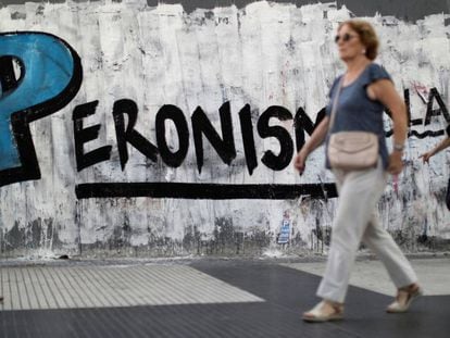 Propaganda del partido peronista en una calle de Buenos Aires.