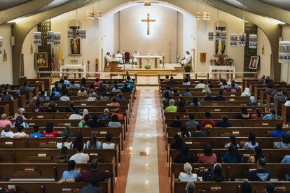 Los dolientes asisten a una vigilia en la Iglesia Católica del Sagrado Corazón por las víctimas del tiroteo masivo en la Escuela Primaria Robb.