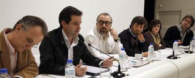 De izquierda a derecha, Julio Alonso, David Cierco, Álex de la Iglesia, César Calderón, Paloma Llaneza y Borja Hermoso, durante el debate de ayer en la sede de El PAÍS.