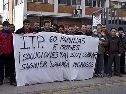 Protesta de los trabajadores de la empresa ITP, en Cornellà de Llobregat.