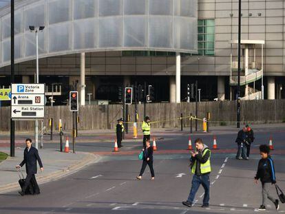 La polic&iacute;a rodea el Manchester Arena, donde se produjo el atentado el lunes por la noche. 