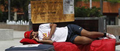Mohamed Elbendir, acampado frente al Ayuntamiento de Alcobendas.