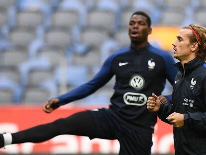 Antoine Griezmann y Paul Pogba se ejercitan durante el último entrenamiento de Francia antes de enfrentarse a Suecia.