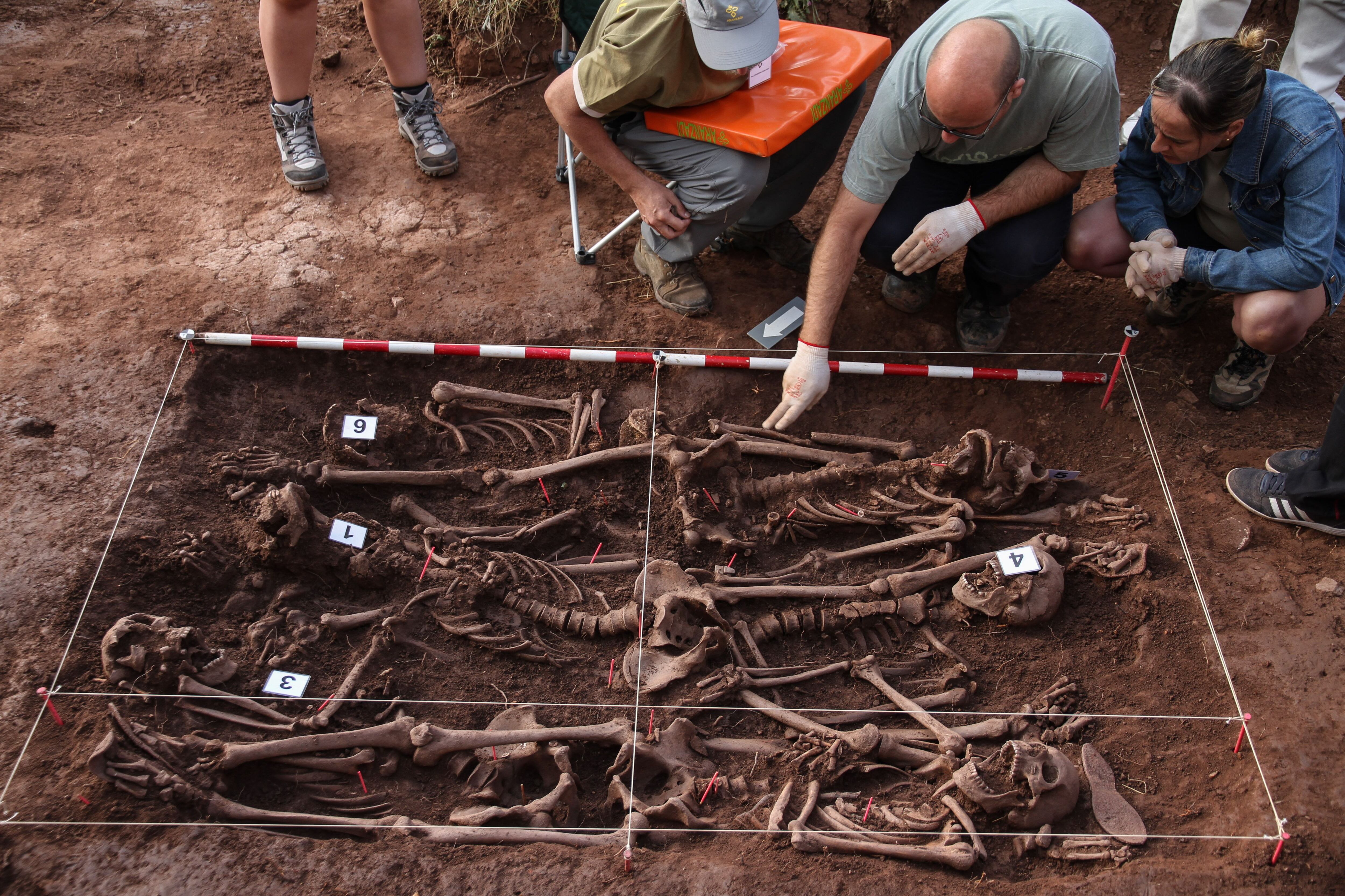 Nicolás Márquez Grant (centro) observa en 2013 los restos de personas fusiladas en la Guerra Civil en Barcones (Soria).