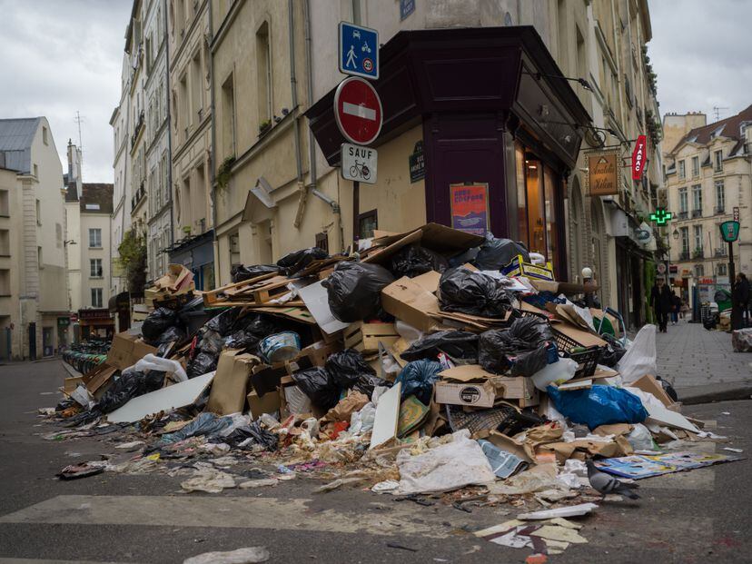  La basura se acumula en una calle del barrio latino de París, el miércoles. 