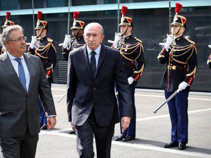 El ministro del Interior, Juan Ignacio Zoido, y su homólogo francés, Gerard Collomb, pasan revista a las tropas este miércoles en París.