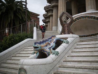 La escalinata del dragón, en el Park Güell, prácticamente vacía por la caída del turismo en Barcelona
