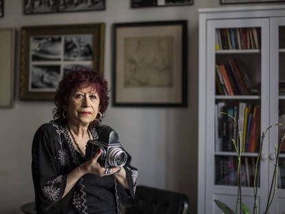 La fotógrafa Pilar Aymerich en su casa de Barcelona, con una de sus cámaras.