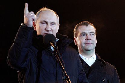 Vladimir Putin habla tras conocerse el resultado, junto a Dmitry Medvedev.