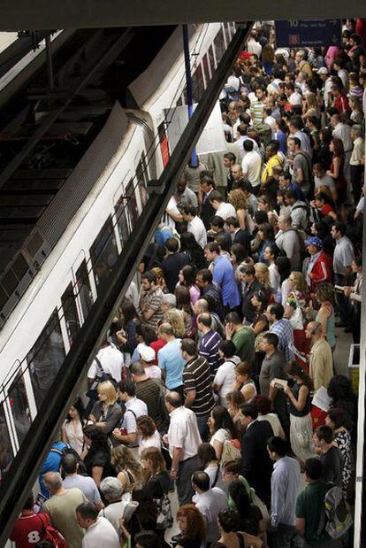 Una multitud aguarda a subir a un tren en el andén en la primera jornada de huelga en Metro.