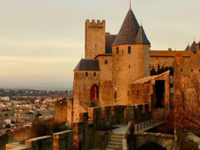 Castillo condalen lo alto de la muralla de Carcasona.