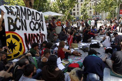 Asamblea del 4 de junio, con asistentes llegados a Barcelona de cada una de las acampadas de España. Los concentrados propusieron realizar marchas hacia Madrid.