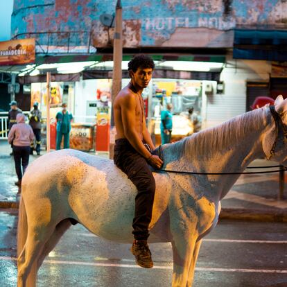 Fotograma de la película colombiana 'Los reyes del mundo'.
