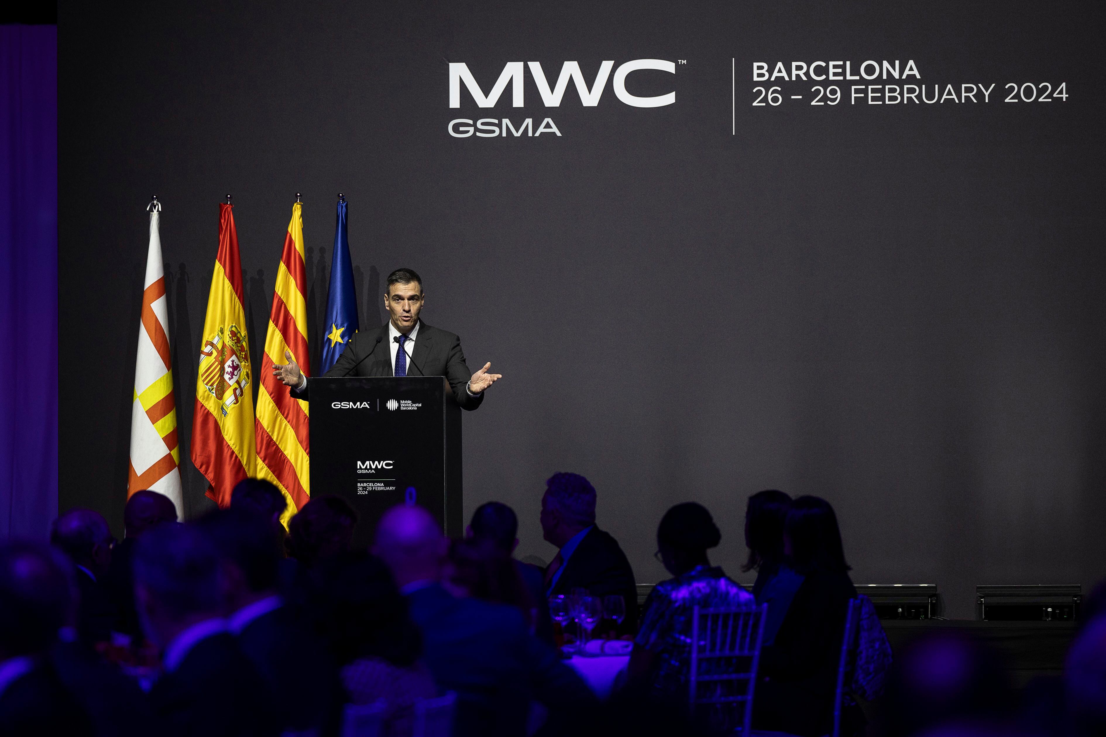El presidente del Gobierno, Pedro Sánchez, interviene durante la cena inaugural del Mobile.