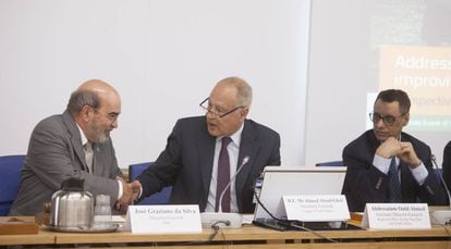 El director general de la FAO José Graziano da Silva, y el secretario general de la Liga Árabe Ahmed Aboul-Gheit, se estrechan la mano durante un evento de la conferencia bianual de la FAO, en Roma, sobre los problemas de escasez de agua en el norte de África.