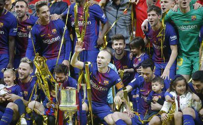 Iniesta celebra el título con sus compañeros.