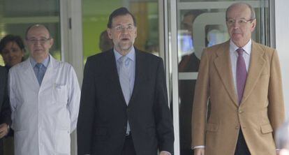 Rafael Spottorno junto a Mariano Rajoy en la clinica San Jose de Madrid.