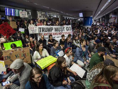 Protesta en el aeropuerto de San Francisco a la que se uni&oacute; Sergey Brin, cofundador de Google.