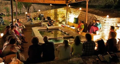 Una de las sesiones de música y poesía en el lavadero recuperado de Benissa.