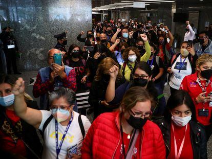 Trabajadores de Telmex abandonan las oficinas centrales de la telefónica al iniciar la huelga, este jueves.