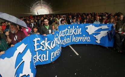 La marcha en favor de los presos de la banda terrorista ETA, a su paso por un túnel de San Sebastián.