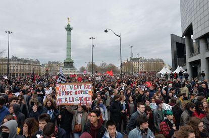 Manifestantesen la Plaza de la Bastilla en París