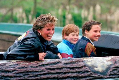 Lady Di en una espontánea imagen junto a sus hijos Enrique y Guillermo, durante una visita al parque de atracciones 'Thorpe Park' de Londres en 1990.
