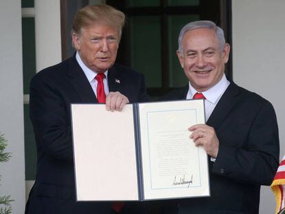 Trump y Netanyahu muestran el reconocimiento estadounidense de la anexión israelí de los Altos del Golán.
