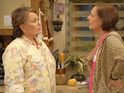 Roseanne Barr, a la izquierda y Laurie Metcalf en el set de 'Roseanne', serie cancelada por ABC. En vídeo, el tráiler de la serie.