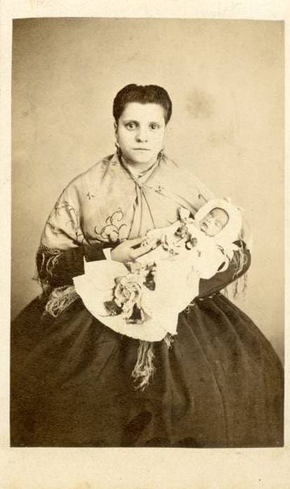 Retrato de madre con bebé difunto. Tarjeta de visita (10,4×6,3) fechada entre 1854 y 1873 y perteneciente a la colección de Javier Sánchez Portas.