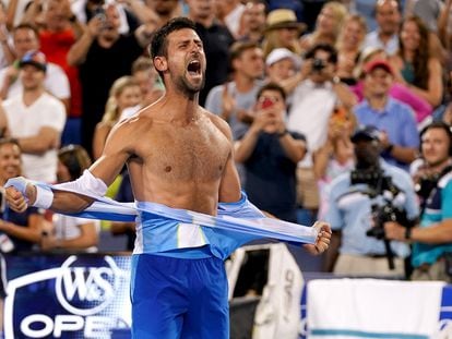 Novak Djokovic celebra su título de Cincinnati tras batir en una gran final a Carlos Alcaraz