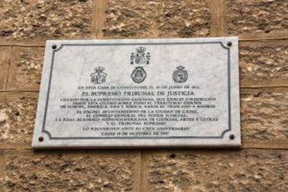 Placa conmemorativa en la primera sede del Supremo, en C&aacute;diz.