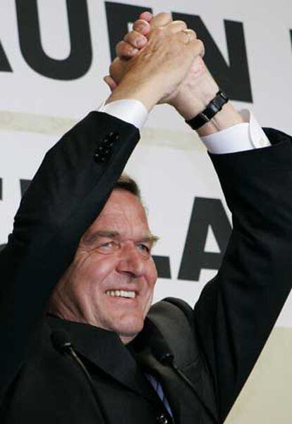 Gerhard Schröder, durante la fiesta que celebró ayer su partido tras cerrarse las urnas.