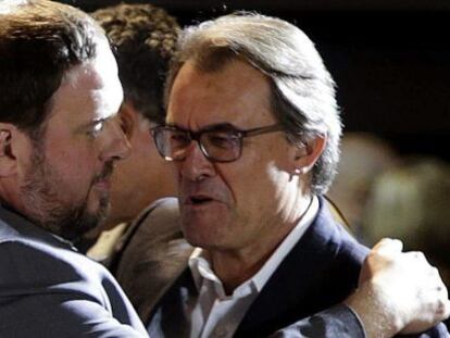 El presidente catal&aacute;n, Artur Mas (d) y el presidente de ERC, Oriol Junqueras durante la celebraci&oacute;n con sus simpatizantes de los resultados electorales.