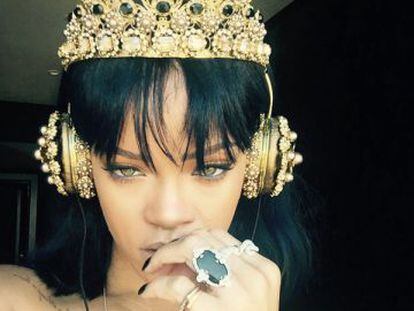 Rihanna, con sus auriculares D&g, en una imagen publicada en su cuenta de Twitter.