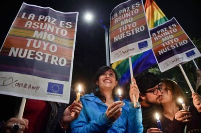 Colombianos sujetan pancartas con el lema: 'La paz es asunto mío, tuyo, nuestro', en Bogotá (Colombia) tras el anuncio del acuerdo de paz entre las FARC y el Gobierno de Colombia.