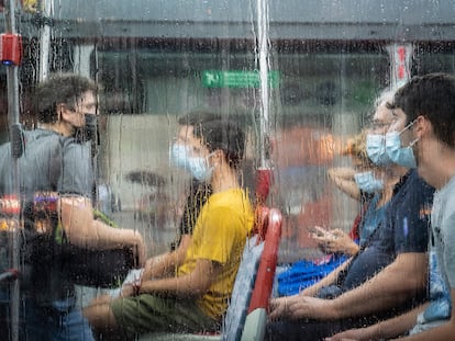 Usuarios del transporte público en Barcelona, este jueves.