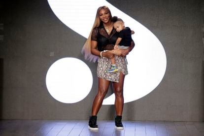 Serena Williams con su hija Olympia en brazos después del desfile de su línea S by Selena en el la semana de la moda de Nueva YorkOhanian Jr. after showing her clothing line during el año pasado.