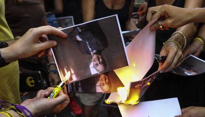 Manifestants independentistes cremen imatges del jutge Pablo Llarena davant de la seu del PDeCAT.