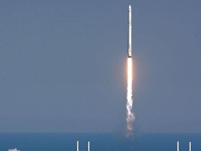 El cohete Falcon 9 durante su despegue en el Centro Espacial Kennedy.