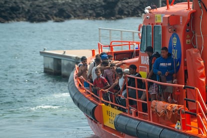 Llegada de un grupo de rescatados de origen magrebí a Órzola, en el norte de Lanzarote.