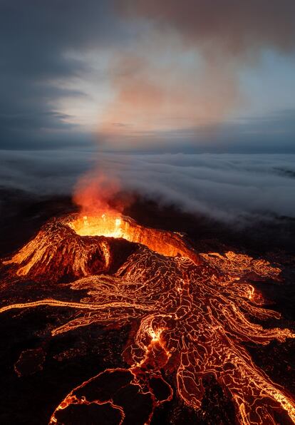 'Skýjasnúningur' (inversión nubosa, en islandés) muestra la erupción del volcán Geldingadalir, en la península de Reykjanes, en Islandia. “Esa noche, el cráter siguió expulsando lava en cantidades nunca vistas en los meses anteriores. Pocas horas después de mi llegada, las enormes erupciones cesaron y el cráter quedó cubierto de lava fresca. Al mismo tiempo, la niebla empezó a envolver la zona, lo que dio lugar a esta fotografía de ensueño y surrealista”, la describe su autor Jeroen Van Nieuwenhove, reconocido con una de las mejores fotos aéreas sobre naturaleza. 
